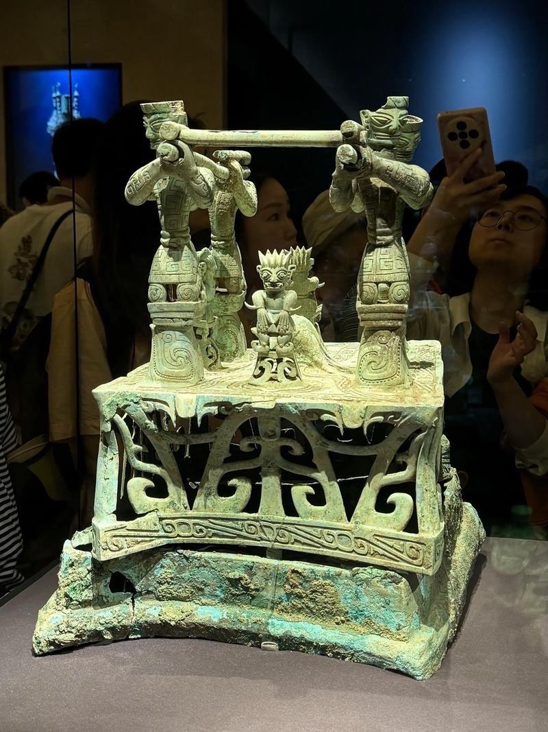 时间高度重合：三星堆文化存续于公元前1800-前900年，其发展阶段恰好覆盖夏代