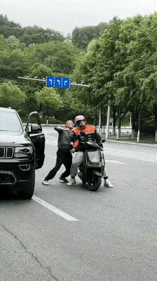 SUV车主欺负外卖小哥，小哥全程未动手，大家对此有什么看法？
