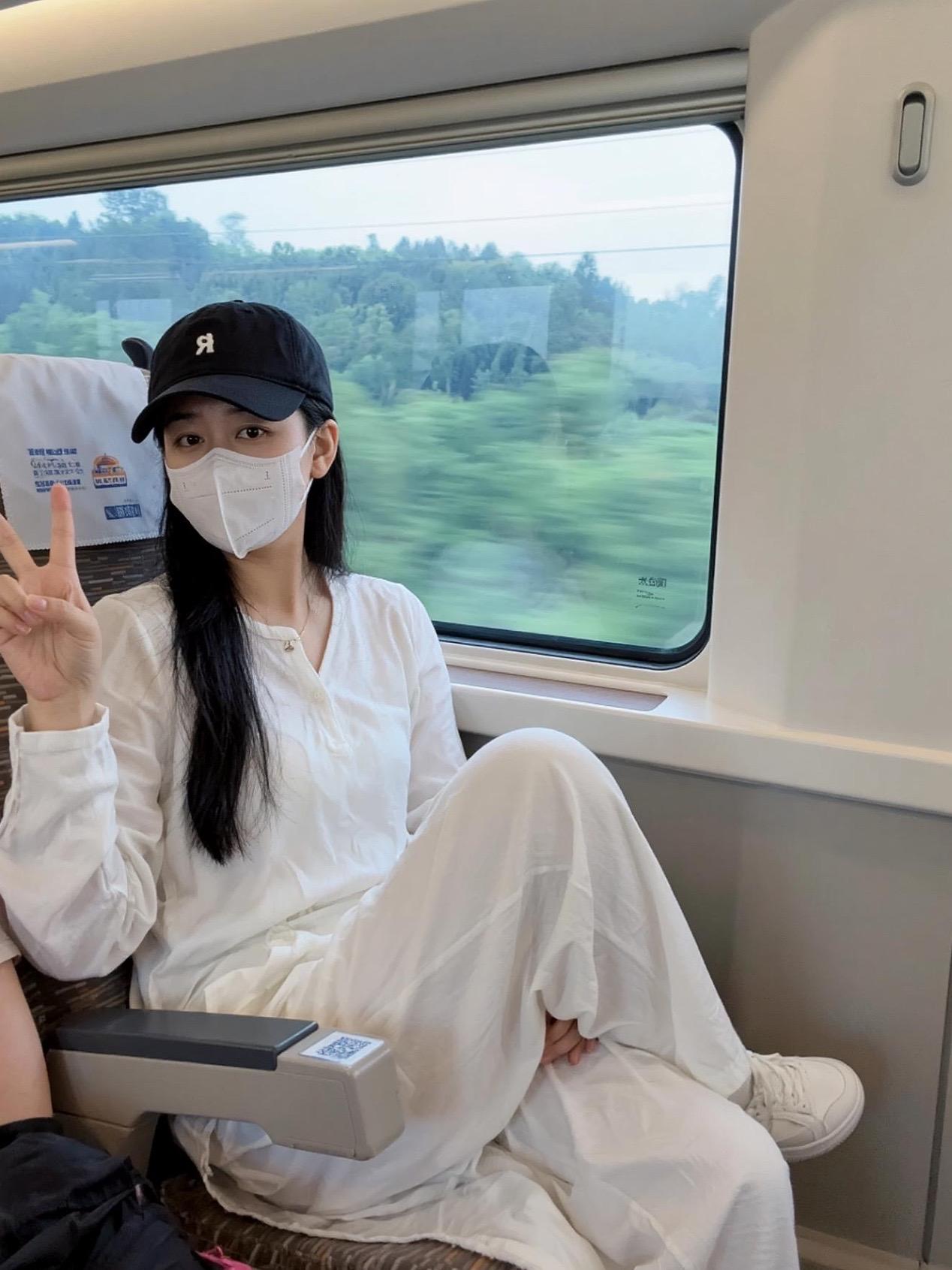 慵懒白色衬衫高铁穿搭