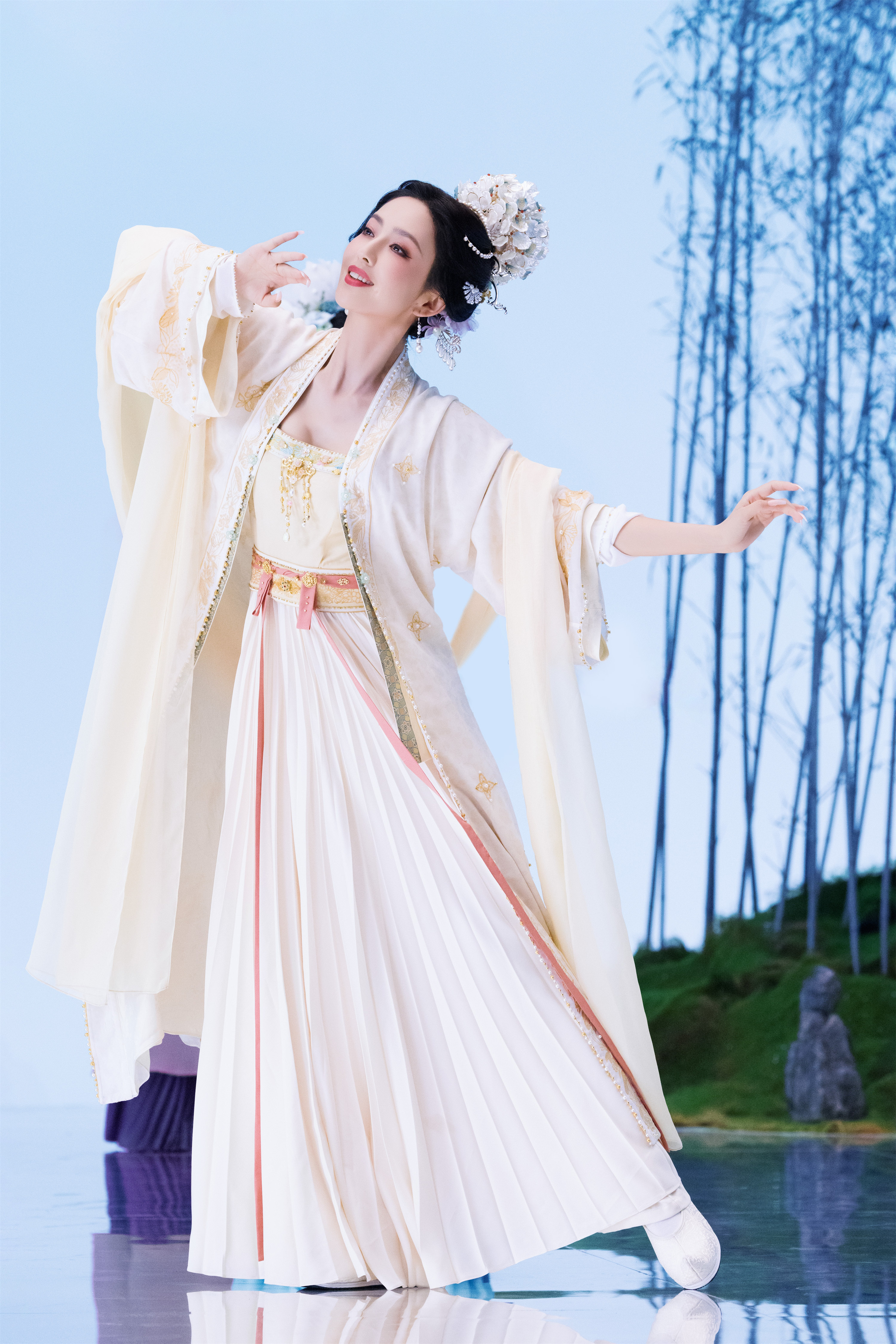 佟丽娅，轻衣曼妙宋韵古香，共贺中秋佳节圆满​​​