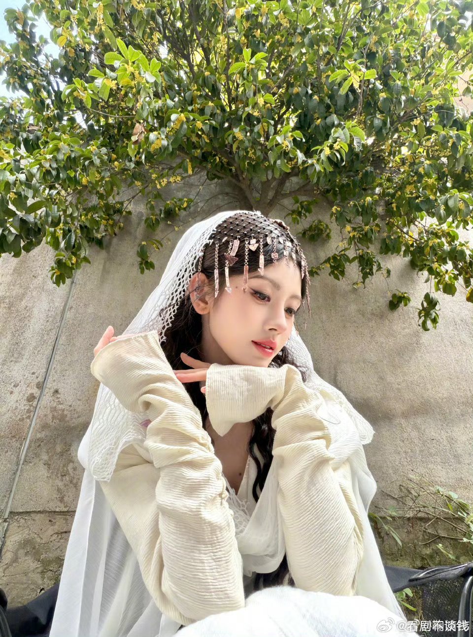 鞠婧祎艾米异域头帘造型，一个是姐姐沉稳端庄一个是妹妹活泼可爱❤️​​​