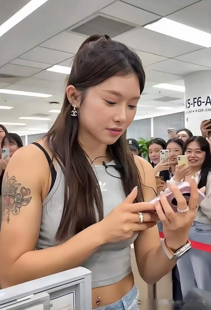 我姥在沙发上刷视频，突然转过来对我说：“以后找媳妇记得找吴艳妮这样的，一看就