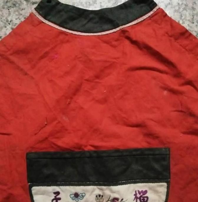 1998年，女孩小李逛古玩市场时，相中一个紫色的肚兜，最后花20元买了下来。几年