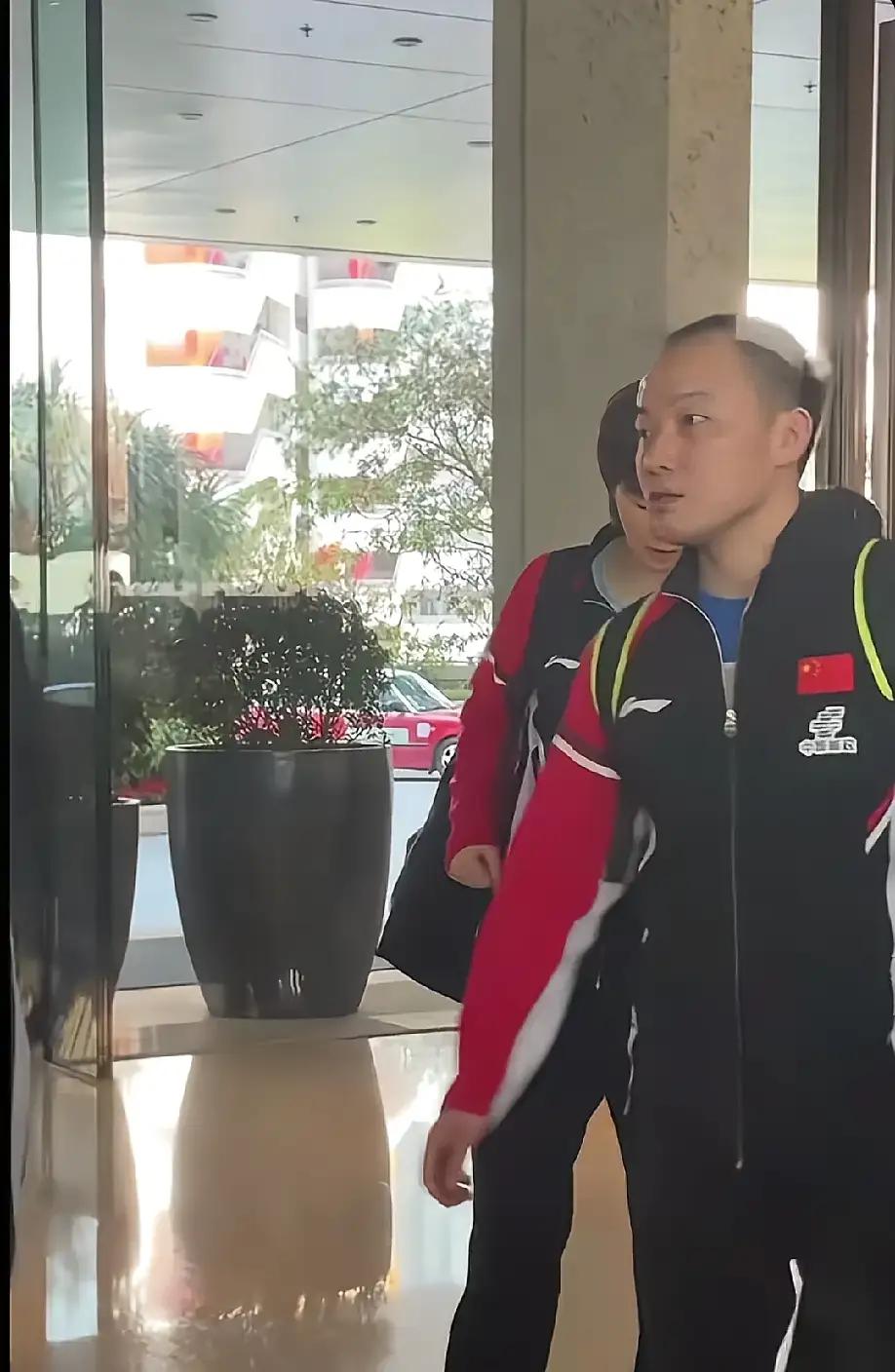 【任浩来了，大家对王曼昱感觉更踏实了】王曼昱真是有福之人，在省队有海峰教练关照，