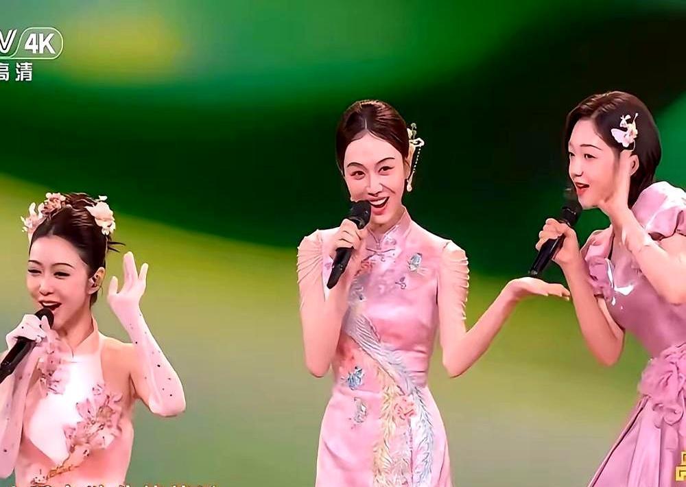 北电老师当众指着她说：这么胖，谁弄进来的？这句话像根刺，扎了她十几年。就为这