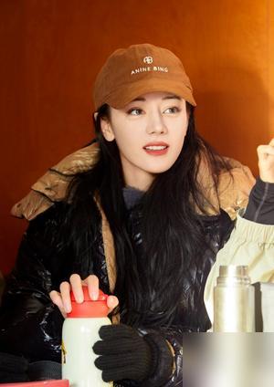 迪丽热巴竟连续15年住酒店，主持人追问：为啥不买房迪丽热巴居然连续15