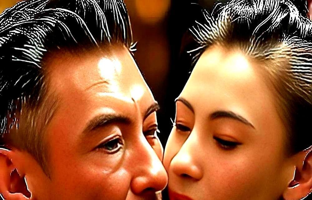 片场鸦雀无声，张柏芝煮面的手在抖，突然连锅带面砸在地上。她指着空气大骂谢霆锋，