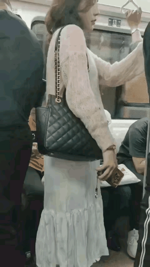 这是早上的地铁，这哥们故意的吧