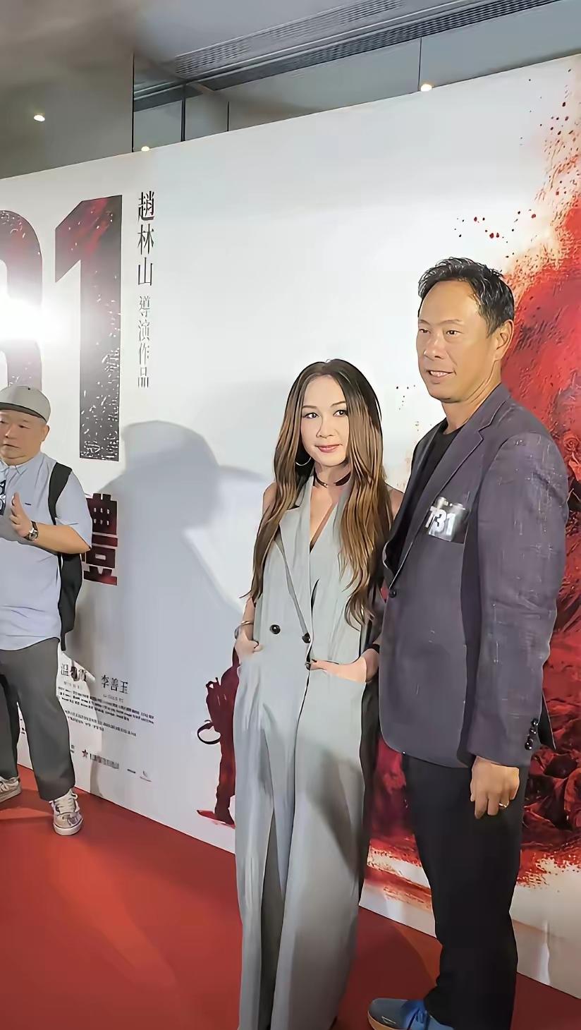 天啊，我都替温碧霞尴尬了她那万年不变的长发披肩，观众看了快二十年，真的没腻吗