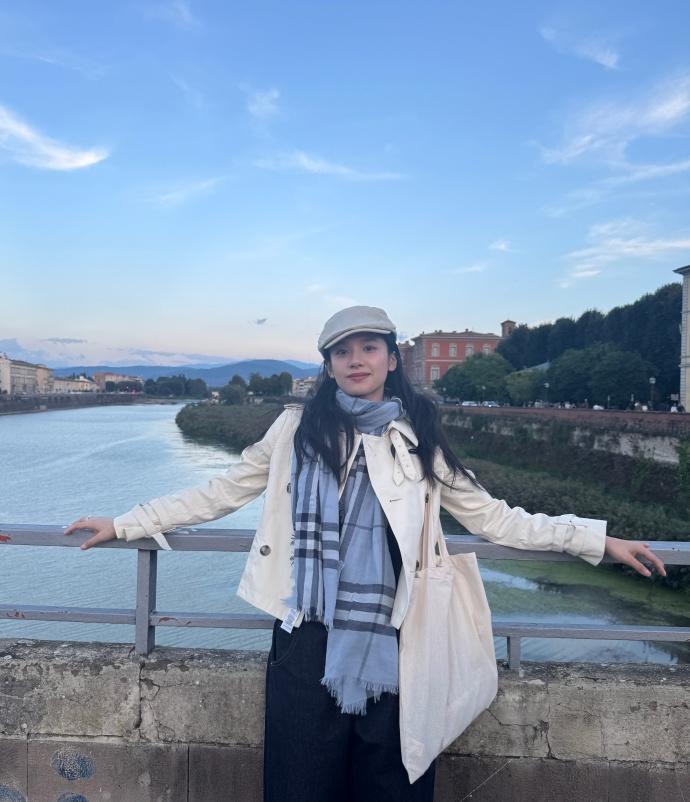 最近张婧仪在外出旅行的时候搭配的很有魅力，看起来像个靓丽的少女。她这次走经典