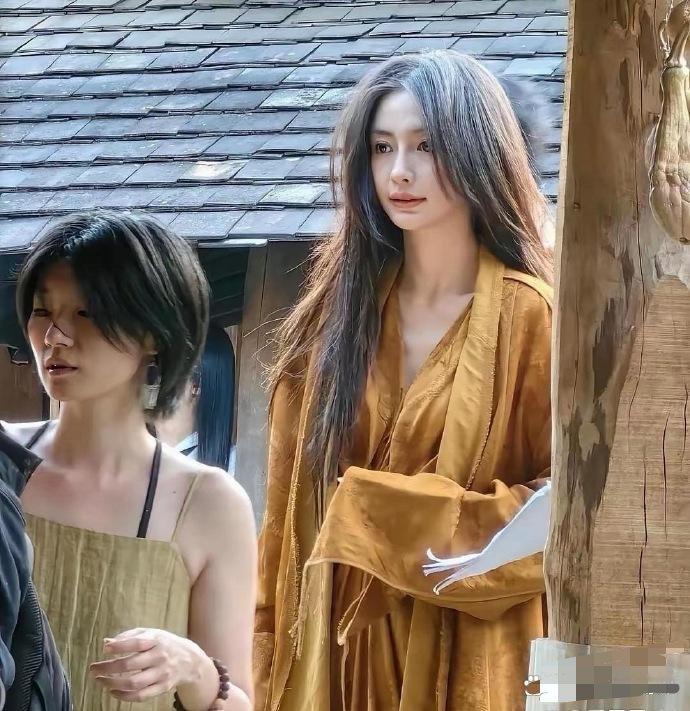 杨颖近日在景迈山拍杂志，颜值惊艳。