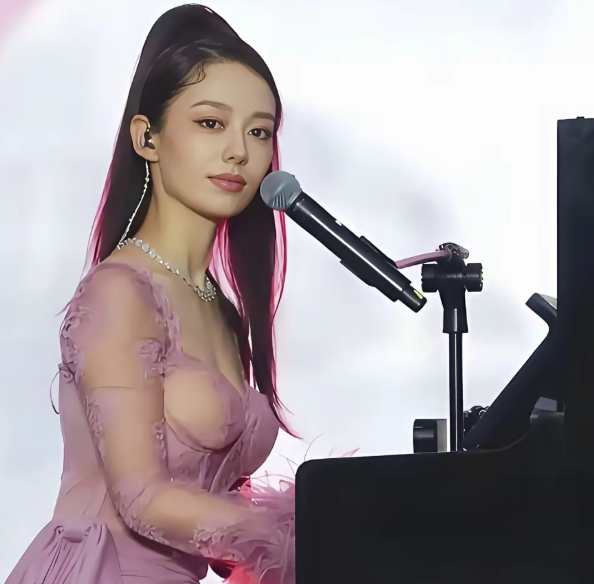 郎朗的眼光真鸡贼，居然找到了吉娜这样的老婆！德韩混血的德国钢琴家、歌手，毕业于汉