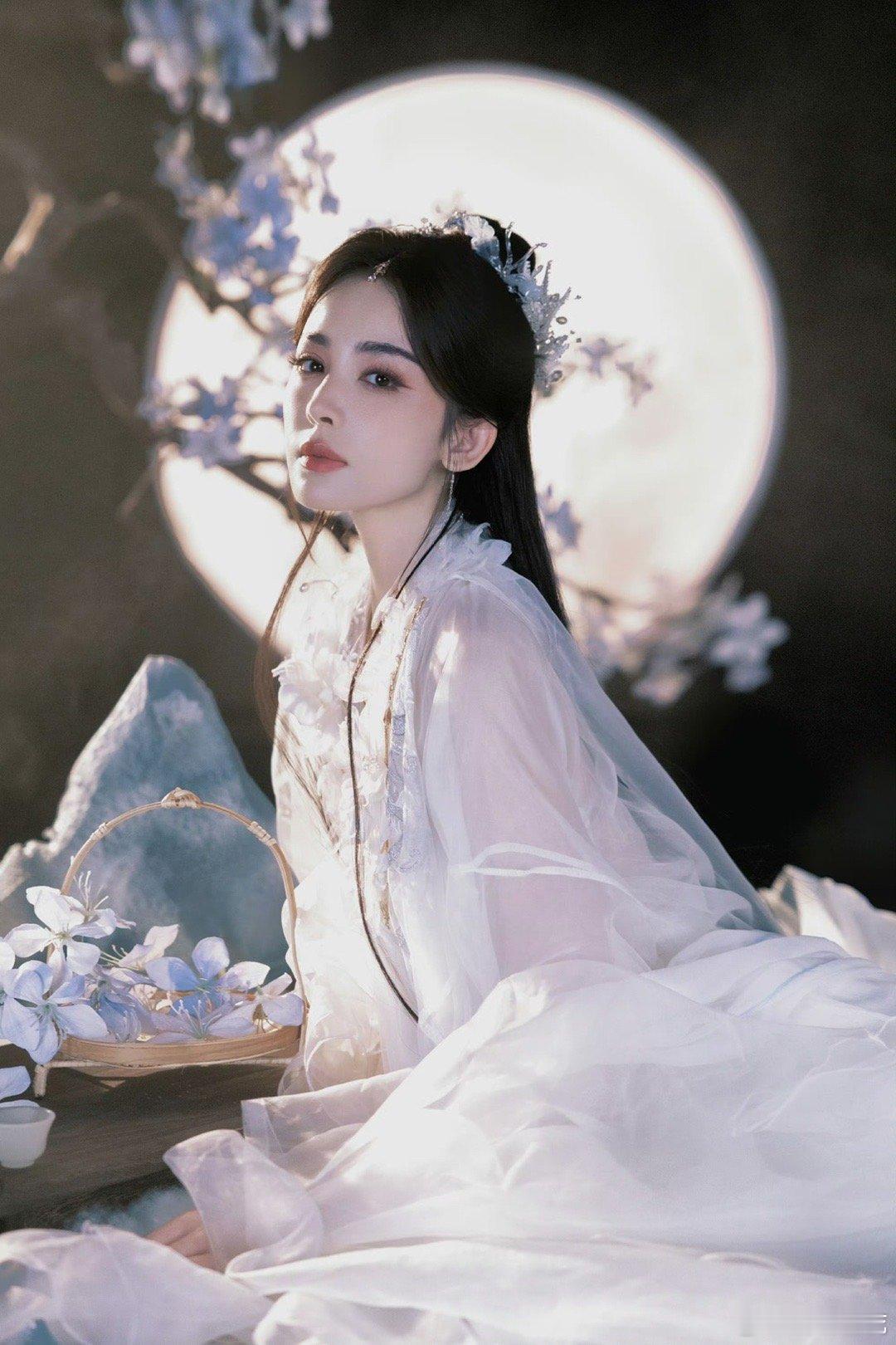 美得我想把她抓回家看到娜扎的嫦娥，终于懂了“仙姿佚貌”的含义。小破站晚会把东方