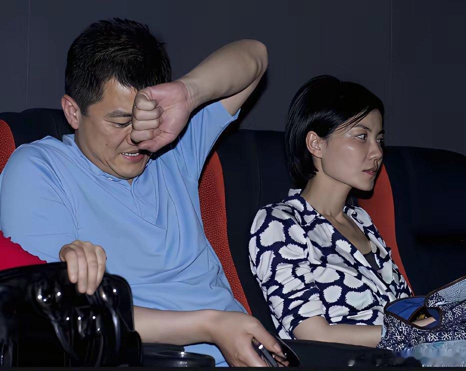 李亚鹏与王菲一起在电影院看电影时的一幕，彼时二人尚在婚姻期，李亚鹏握拳抵在额头，