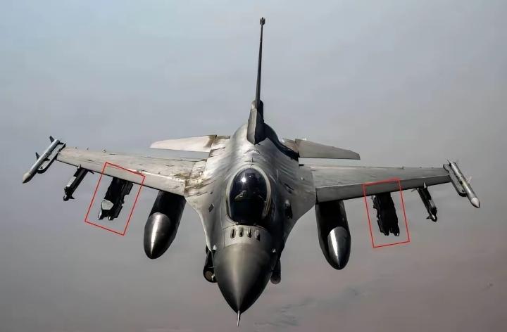 “伊朗防空导弹都拦不住，美军F-16战机挂满8枚炸弹，出入空袭伊朗目标！只因为伊