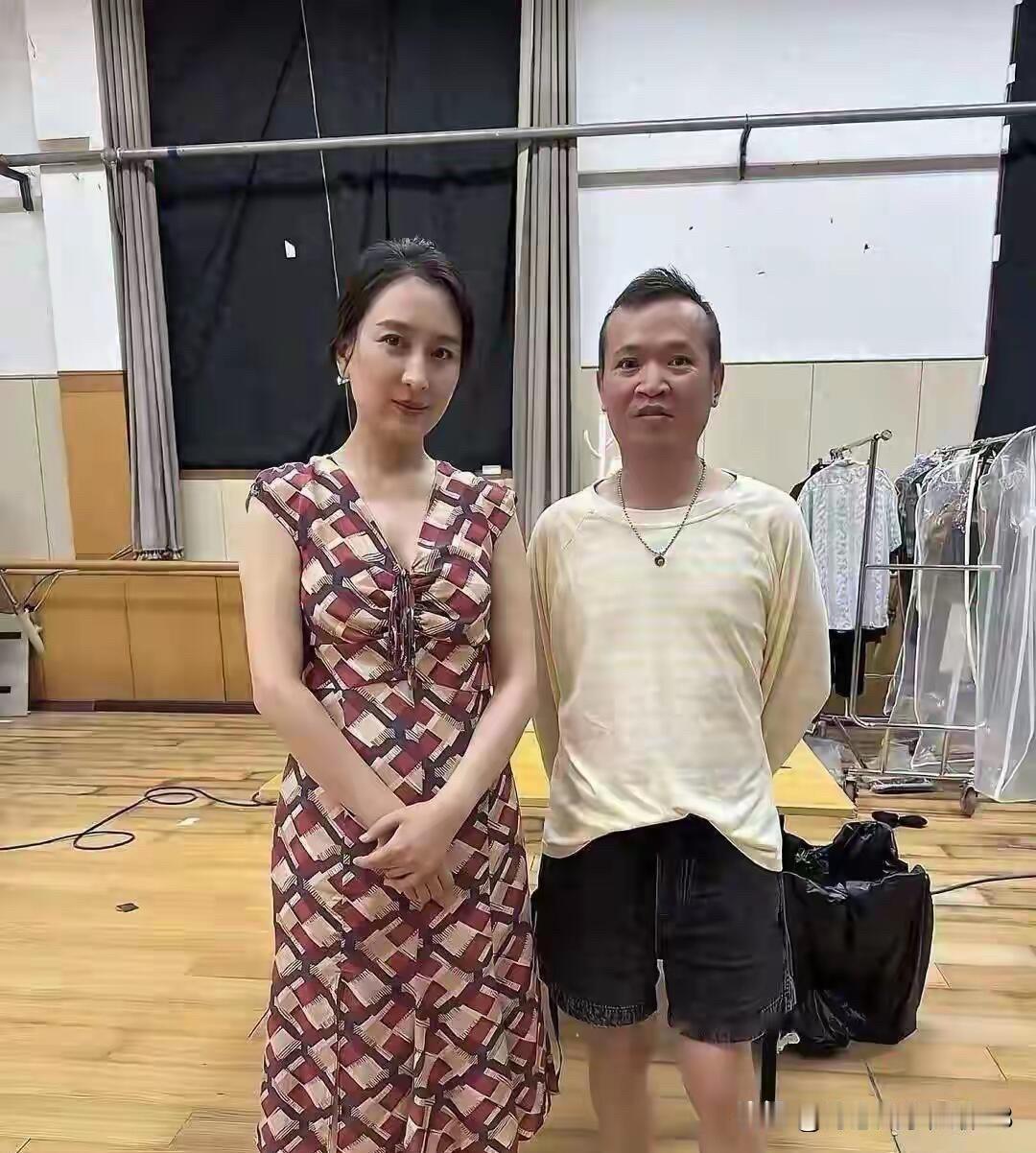 她可是曾经的女神啊，如今怎么打扮的这么低调了，走在街上都还不一定有人认得出来了，