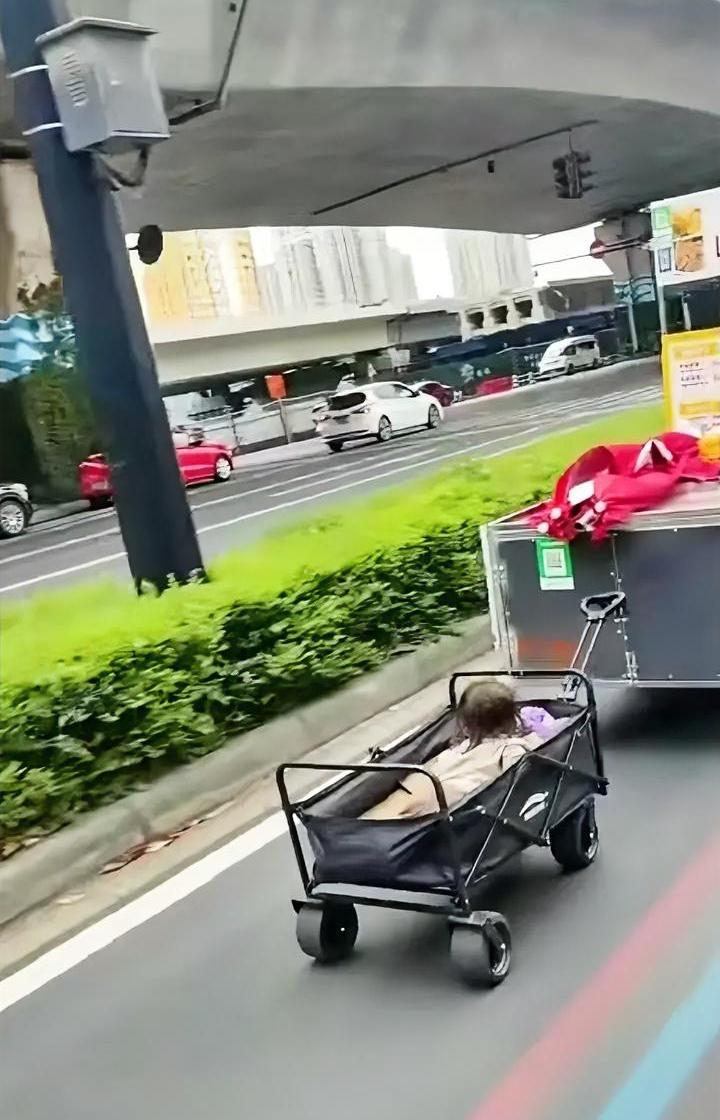 生活再难，也不该拿孩子性命当儿戏。近日有网友拍摄了一段视频，一位摆摊卖煎饼的