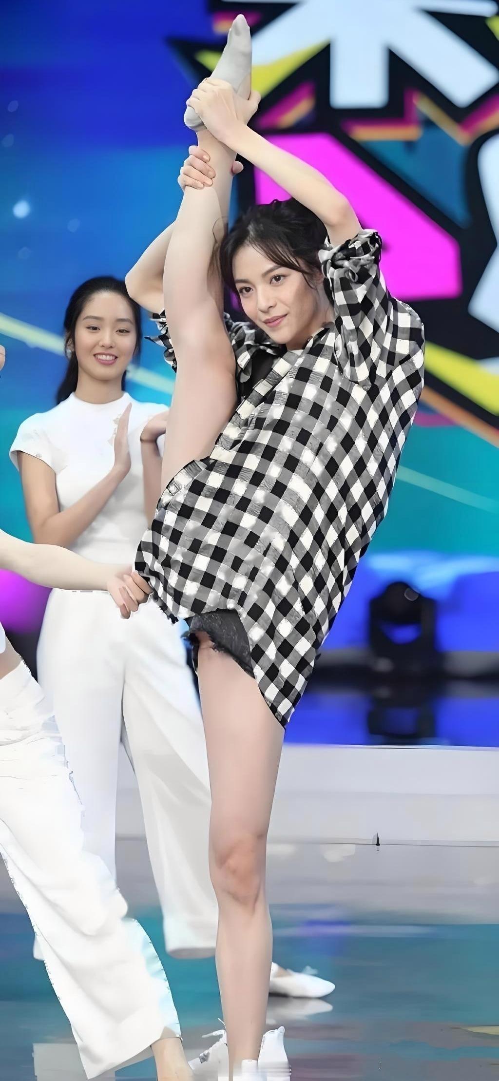 哇哦，镜头中的钟楚曦肌肤胜雪，眉清目秀，娇柔腰柳，长衫短裤，可做这大幅度的一字马