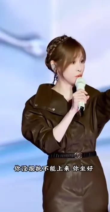 王心凌是真心无意的，看热闹的在做文章。王心凌演唱会上，有热心观众要上台跟她互动