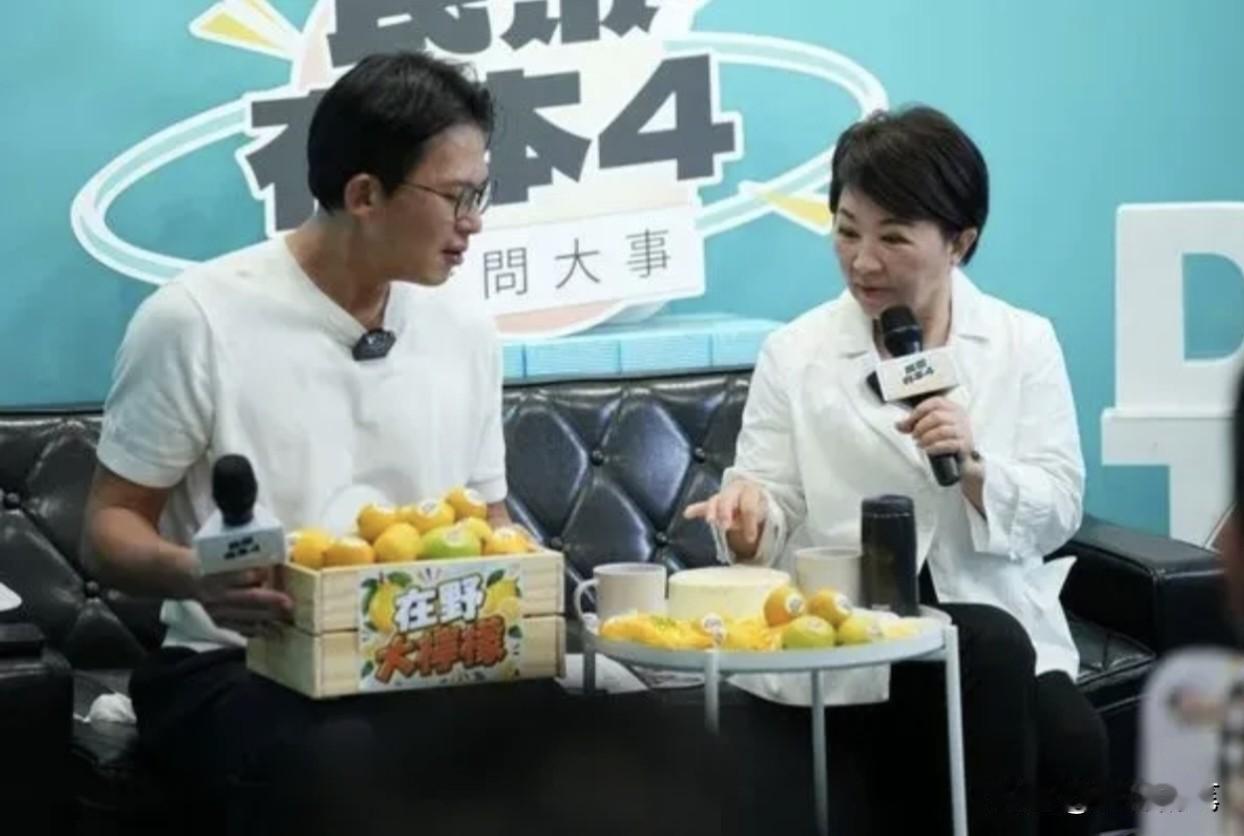 黄国昌全新节目首位邀请嘉宾居然是卢秀燕，其实这从侧面反映出黄国昌与郑丽文关系确实
