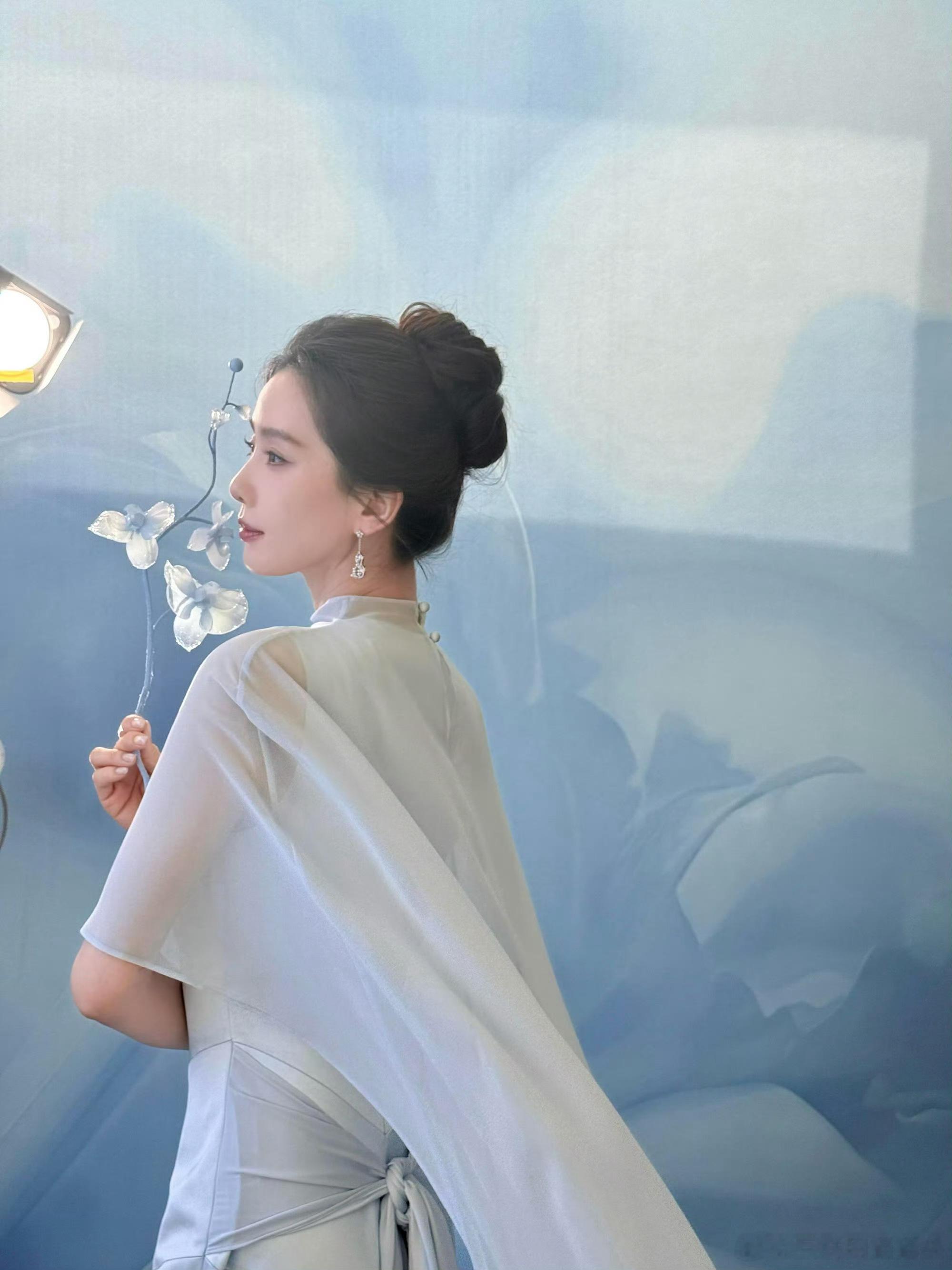 刘诗诗怎么做到既挺拔又松弛的多年芭蕾功底刻入肌肉记忆，肩颈舒展腰背如竹。身姿端正