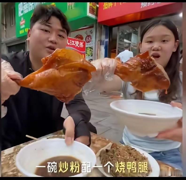 谁家好运动员放假忘了体重管理啊？张家齐跟着婵宝哥吃喝玩乐，完全一副“被宠坏的妹妹