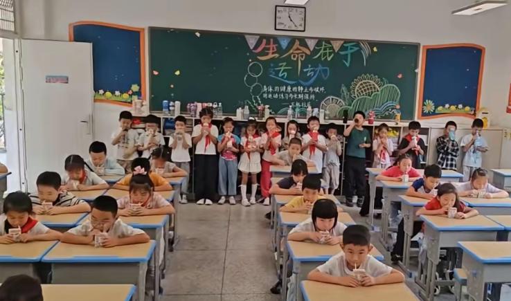 订了学生奶的孩子课间坐着喝奶，没订的只能站在后排喝水。 2026年9月10日