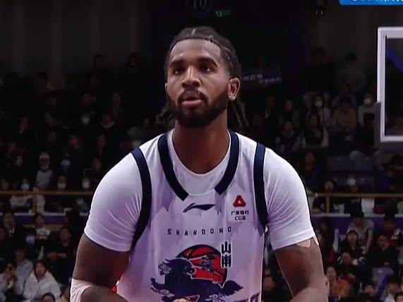 CBA最新消息：据山东广播电视台体育频道主编夏晓司报道：“克里斯手指骨折，也随队