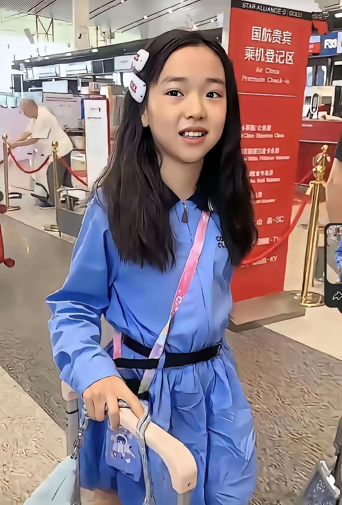 果然面相是骗不了人的董璇女儿小酒窝就是个例子3年前她面相还是很天真可爱的，可现在