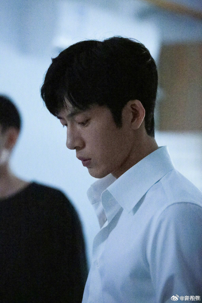 井柏然这次完全冷脸烧啊井柏然一低头把看文的都勾来了井柏然演的江寒声反差感真的绝了