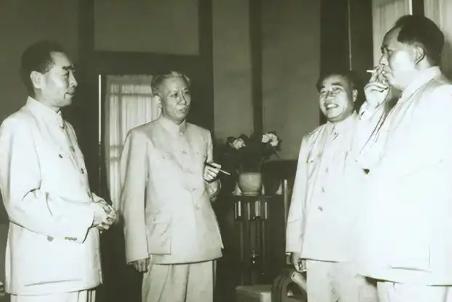 1955年，授衔名单最后敲定前，陈毅的名字，竟被摆上了“留还是不留”的讨论桌。提
