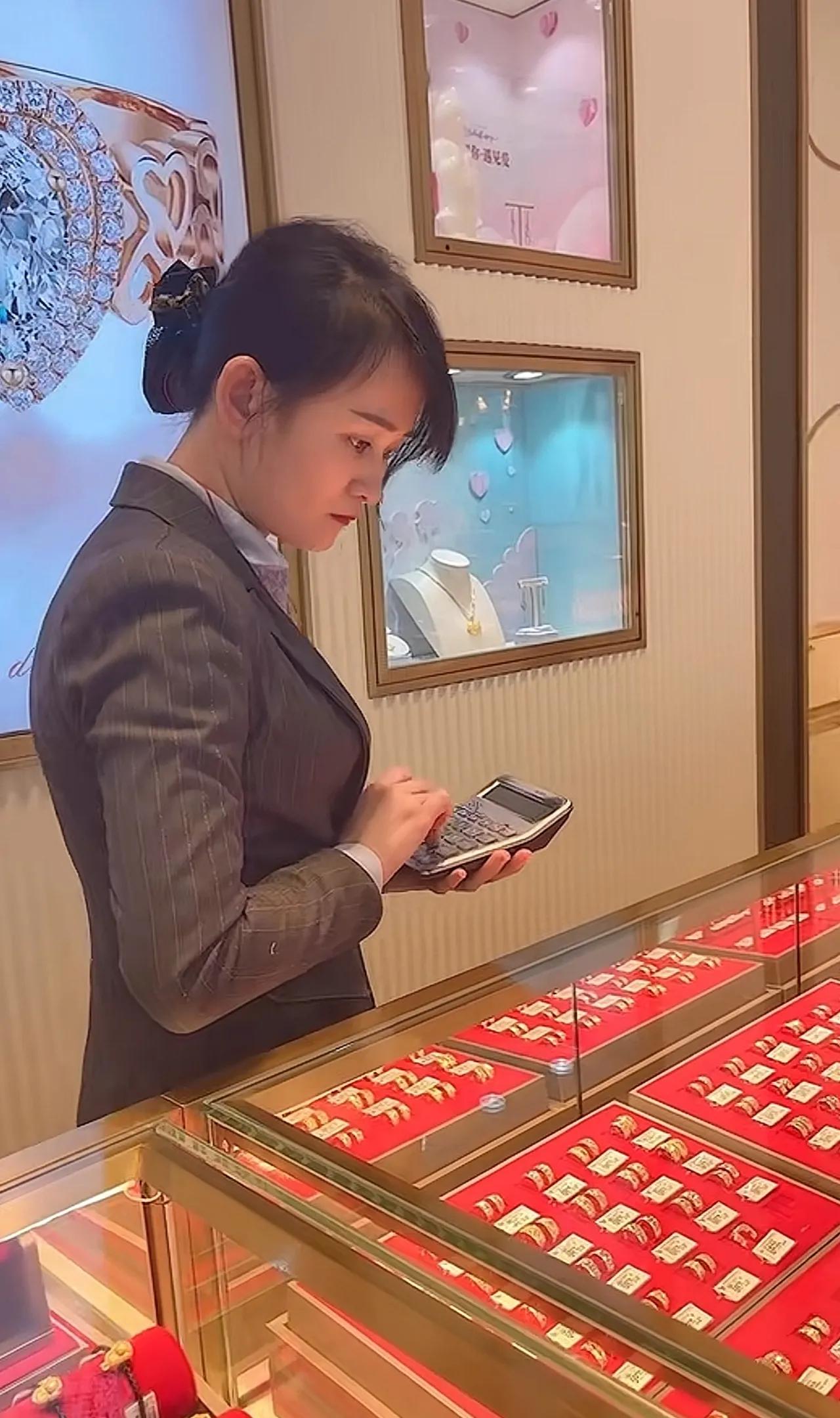 我一个朋友，是黄金店里的导购员，她劝我们有钱就多买点黄金，说：“后面黄金还会涨，
