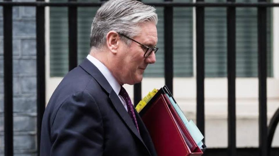 首相再遭重创，辞职结局已定？英国痼疾难解，斯塔默有心无力，当初吹得太大，如今只能