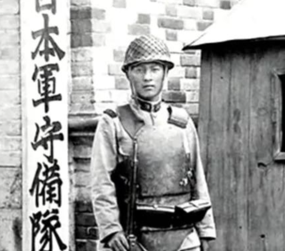 1942年，一女八路从来不洗脚，引起了游击队长甄凤山的警惕，他半夜潜入女队员房间