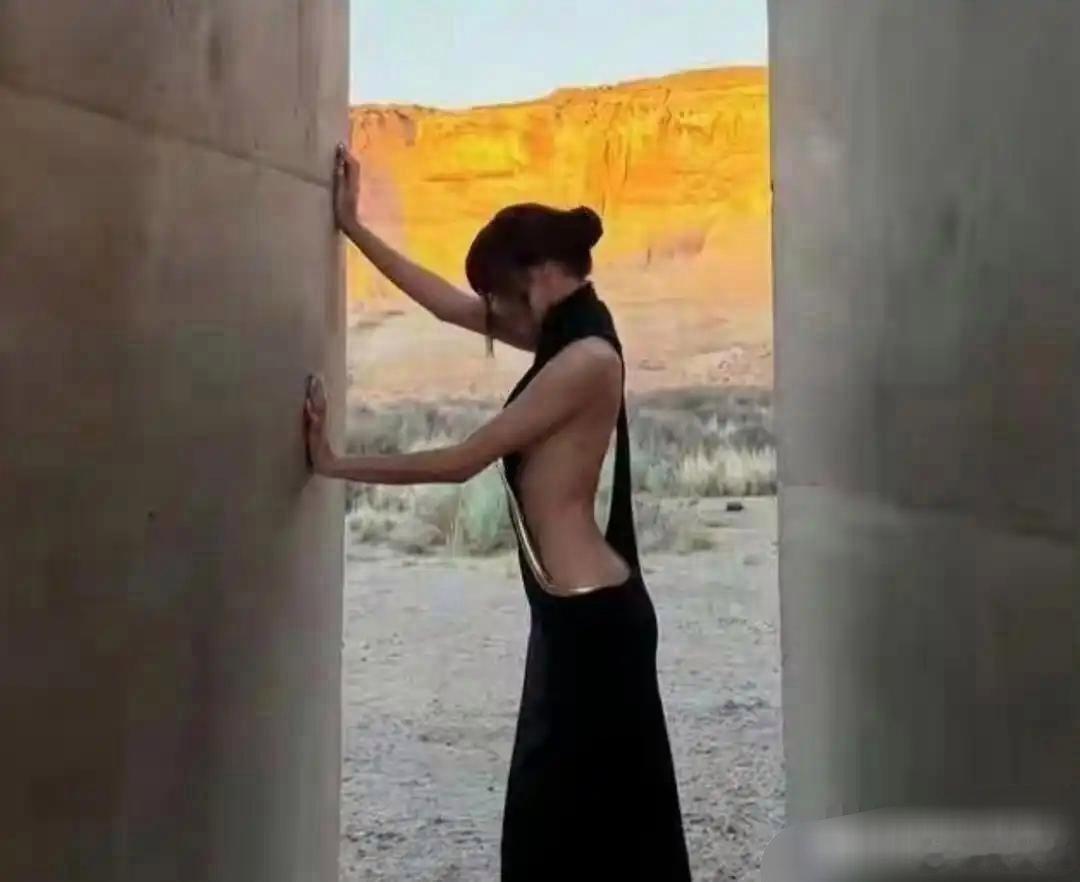 Lisa戈壁滩性感写真