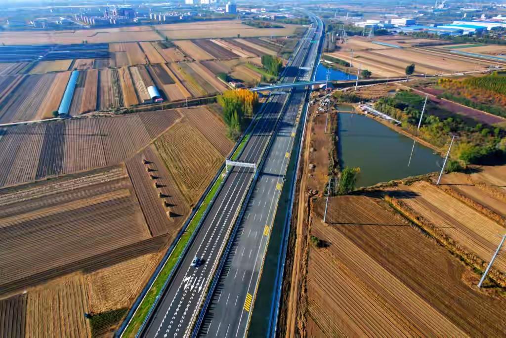 青岛高速大爆发！双向八车道贯通南北，沈海高速改扩建通车引爆出行革命，胶东1小时生