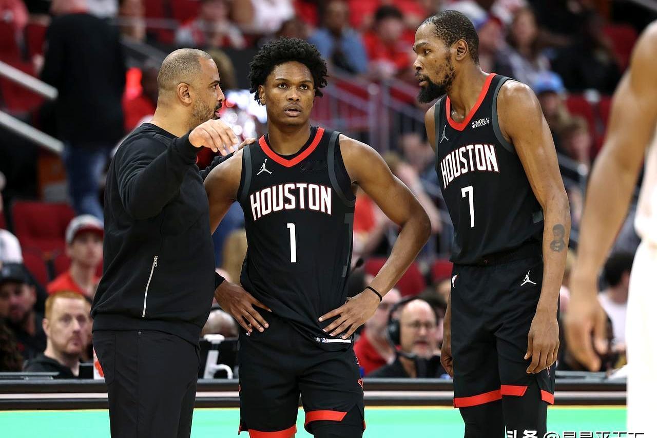 火箭三人霸榜出场时长前十！阿门·汤普森总出战2954分钟，排联盟第一。3