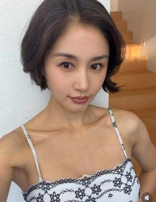 王子文化着精致的美妆，无滤镜出镜真的是美翻众人的节奏。而且王子文看上去比之前黑了