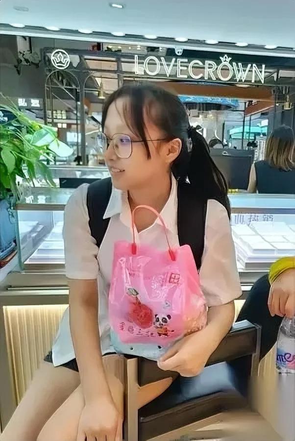 深圳硕士女生哭了。不是没书读，是没活干。三百份简历投出去，连个面试邀请都