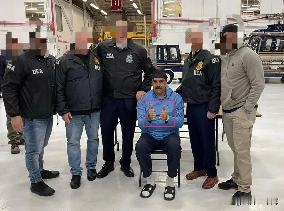 发现马杜罗在被美军捕获后频繁比手势。比如，在机场打出的“V剪刀手”，面对镜头拍照