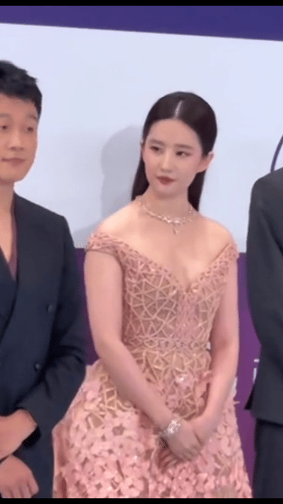 一袭鎏金裙收割第5座奖杯的刘亦菲，在宁波导演大会的镁光灯下攥着皱巴巴的手写稿——
