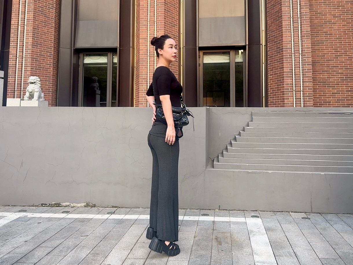 阿彩给我寄了好多她的新衣服今天出门马上先穿上这个上衣和裤子太绝了衣服显得胸很大并且有收腰效果裤子更绝