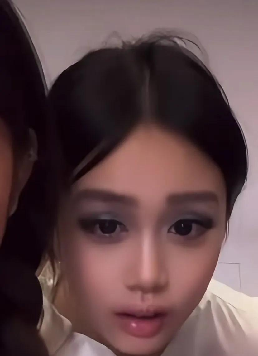 #看完钟丽缇女儿妆教彻底没脾气了#考拉这张小脸也太会“装”五官了吧！满满当当全