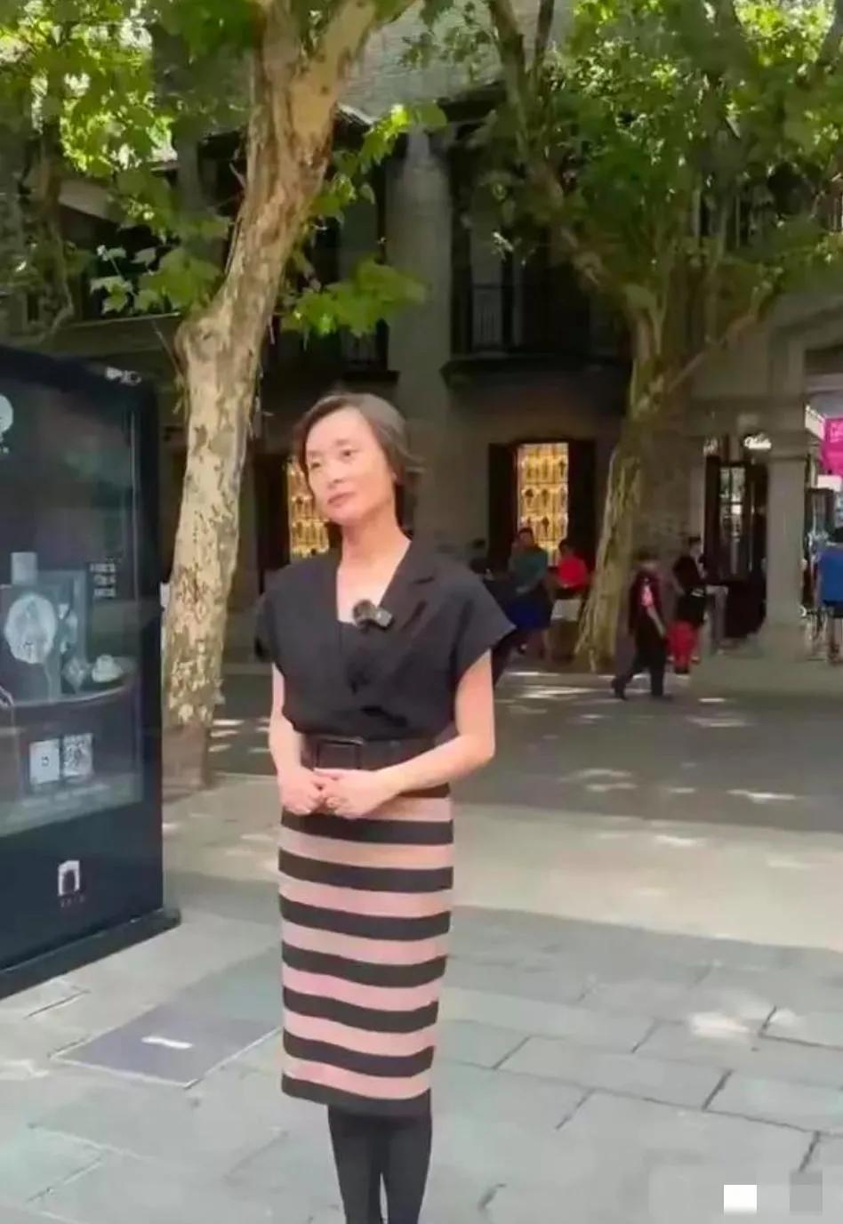 52岁的吴越现身街头，衣着精致，身材正点，发量稀疏，岁月沧桑感明显，但未婚的女人