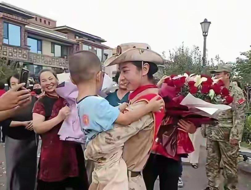 天津宝妈女民兵为了训练已经有半年没见过孩子了。​​​