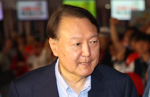 被同僚挤兑出门，尹锡悦誓死要搅乱大选 《韩联社》21日报道称，日前宣布退党的