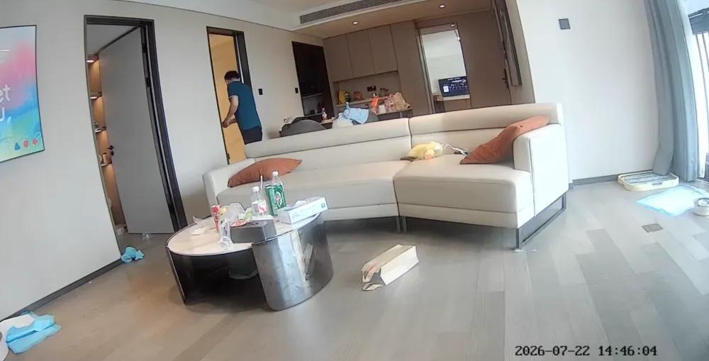 广州，一女子入住酒店时明确表示不用打扫，服务员却两次刷卡进入房间，第二次还发生在