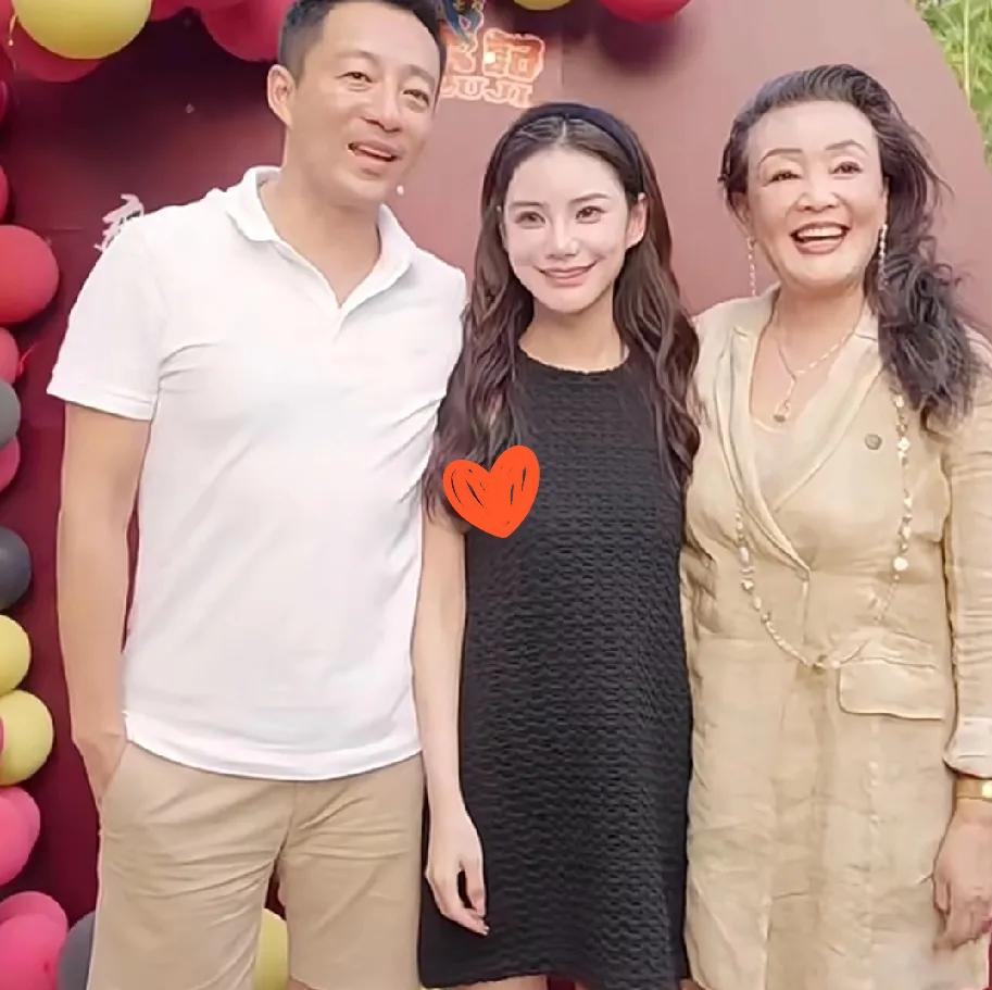 有网友在直播间问汪小菲你最爱的是前妻还是马筱梅汪小菲沉默了一会说过去的事不