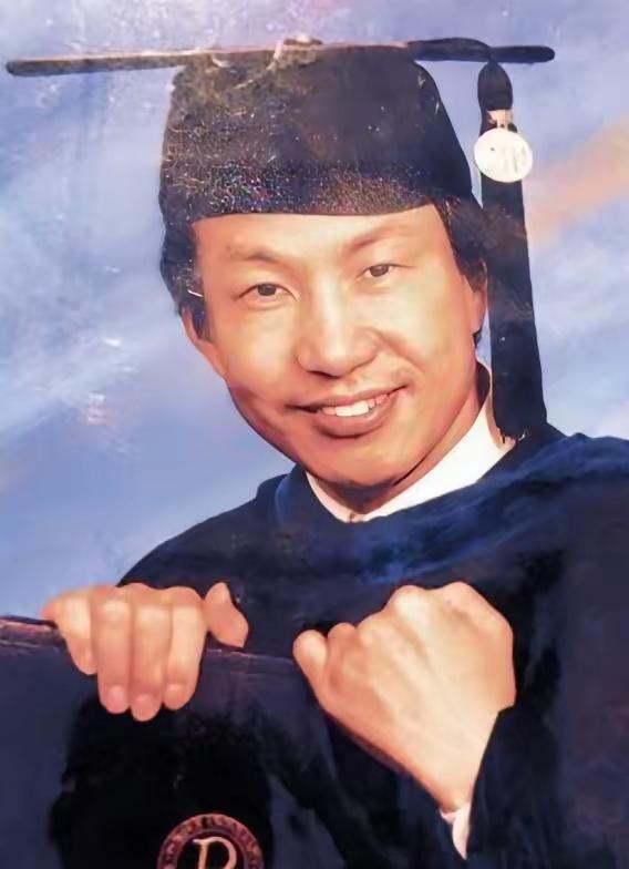 🌛2006年，华裔核物理博士蒋国兵移民加拿大后，为了生存下去，放下了天之骄