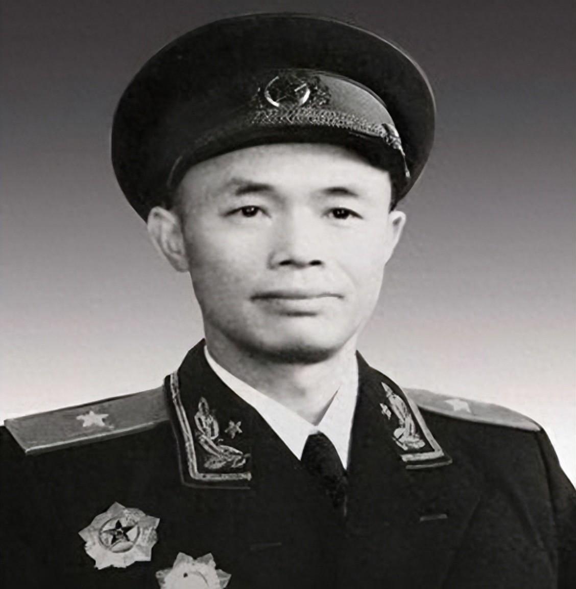 开国少将钟伟的孙子，2015年被发现靠在街头摆摊卖水果，他为何选择这样的生活方式